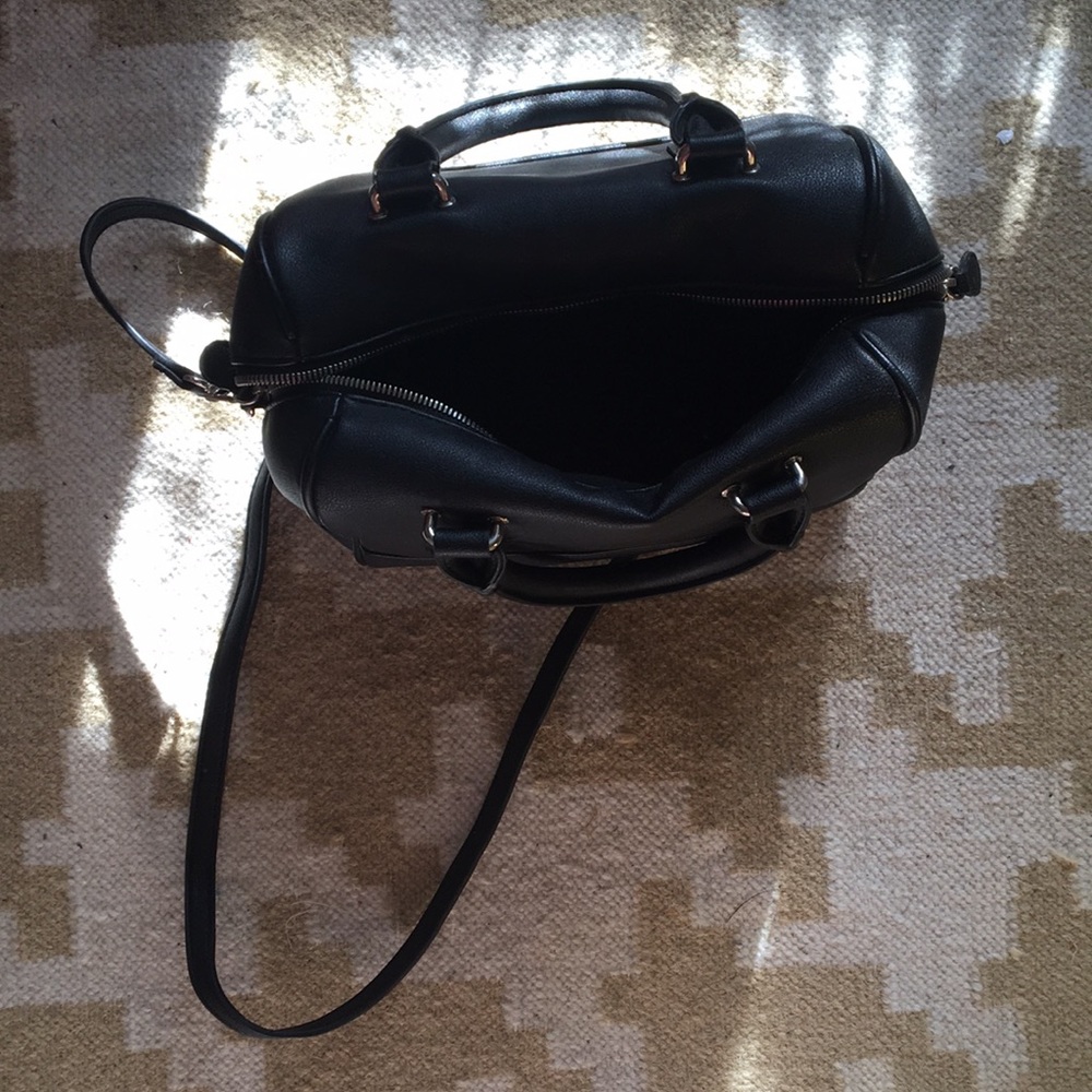 Black duffel-purse urban outfitters - so chic!